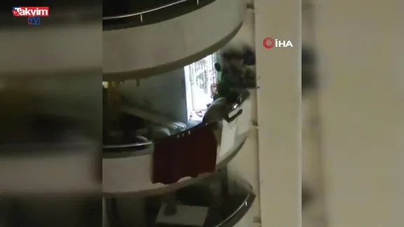 Kolonya şişesiyle balkona çıkıp "Evi yakacağım" diye bağırdı: 4 saatte ikna edildi