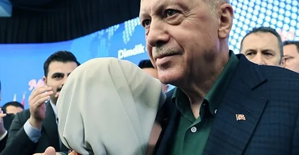 Tarihi konuşma sonrası duygusal anlar! Gözyaşlarını tutamayan Emine Erdoğan Başkan Erdoğan'a sarıldı