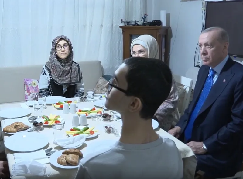 baskan-erdogan-iftarda-ziyaret-ettigi-kayacik-ailesine-umut-oldu-kanser-hastasi-genc-mustafa-icin-doktorlara-o-1771735369806.jpeg Milletin adamı! Kayacık ailesi iftarda ağırladıkları Başkan Erdoğan'ın samimiyetini anlattı: Hayal edemezdik soframıza geldi-4