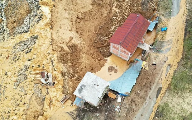 Son dakika: Trabzon'un Sürmene ilçesinde heyelan sonucu 5 bina toprak altında kaldı-4