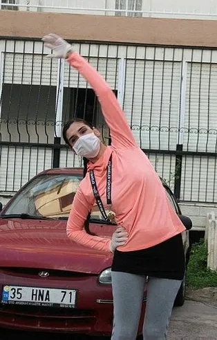 İzmir'de evden çıkamayan vatandaşlar müzik eşliğinde balkonda dans etti