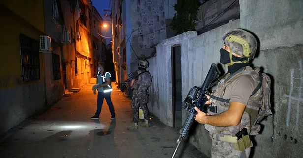 Adana'da zehir tacirlerine şafak operasyonu!