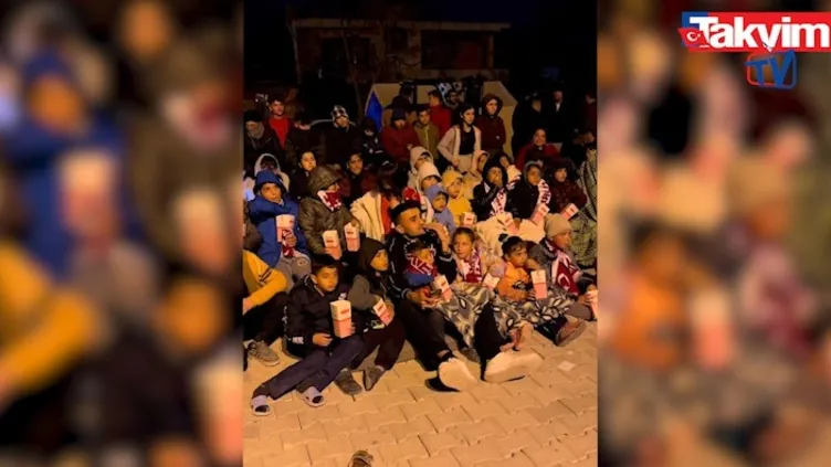 CZN Burak, deprem bölgesinde çocukların yüzünü güldürmeye devam ediyor