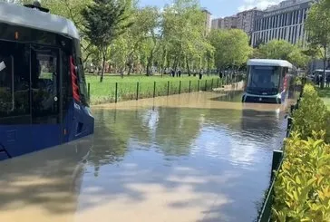 Su borusu patladı tramvaylar mahsur kaldı