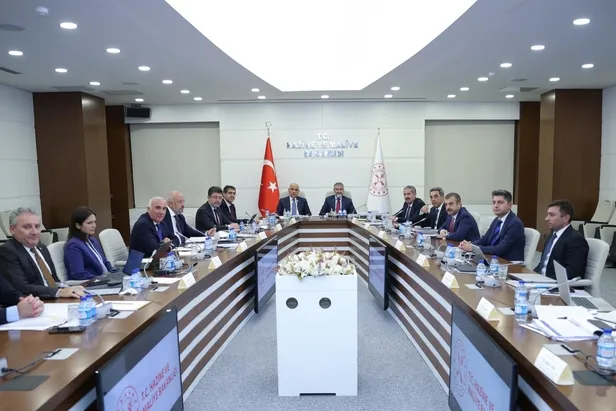 hazine-ve-maliye-bakani-nureddin-nebatiden-tahil-koridoru-mesaji-fiyatlara-olumlu-katki-sagliyor-1659508284006.jpeg Hazine ve Maliye Bakanı Nureddin Nebati'den 'Tahıl koridoru' mesajı: Fiyatlara olumlu katkı sağlıyor-2