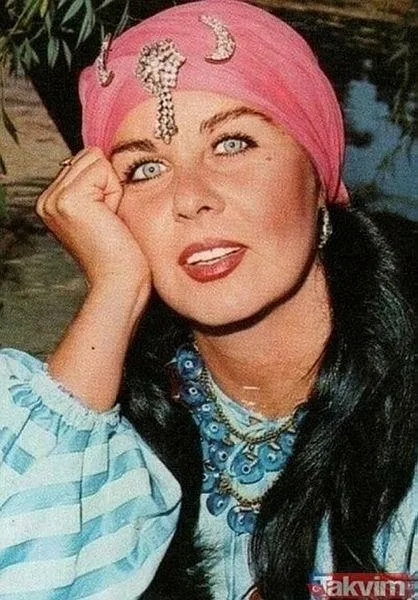 hoscakal-menekse-gozlu-yesilcamin-dort-yaprakli-yoncasindan-fatma-girike-gozyaslariyla-veda-1643310509348.jpeg Hoşçakal menekşe gözlü! Yeşilçam'ın dört yapraklı yoncasından Fatma Girik’e gözyaşlarıyla veda-4