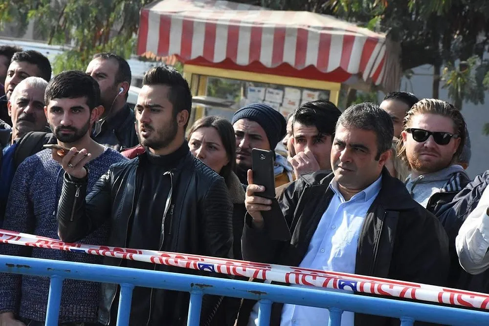 Cesedin fotoğrafını çekmek için yarıştılar!-2