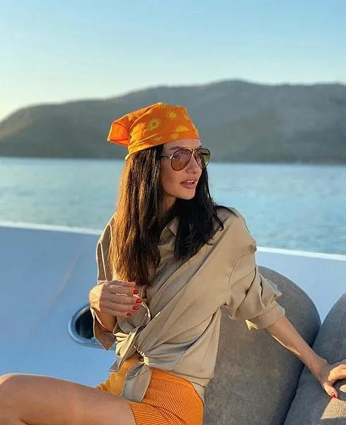 yasemin-ozilhan-paraya-para-demiyor-reklam-isbirlikleriyle-bu-ay-iki-markadan-aldigi-ucret-dudak-ucuklatti-1648406819105.jpeg Yasemin Özilhan paraya para demiyor! Reklam işbirlikleriyle bu ay iki markadan aldığı ücret dudak uçuklattı-8