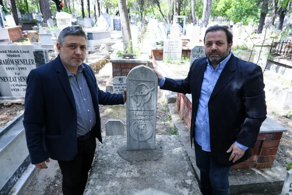 70-bin-mezar-tasini-inceledi-ataturk-istihbaratcisina-ve-sehit-pilota-ulasti-1650962158458.jpg