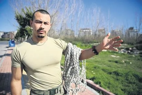 Sosyal medya uğruna ölümü göze aldı: 60 metrelik uçurumun ortasına kurduğu hamağın halatı kopunca ölümden döndü-2