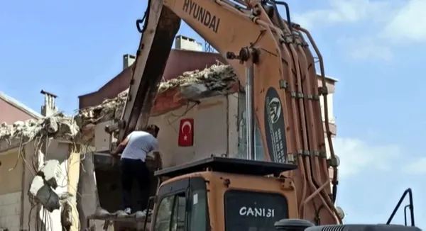 bina-yikiminda-turk-bayragi-hassasiyeti-gorunce-durdu-1626418736081.jpg Bina yıkımında Türk bayrağı hassasiyeti! Görünce durdu-2