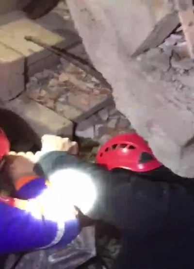 Ekipler enkazda zamanla yarıştı! 12 yaşındaki Emir'in kurtarma anlarına ilişkin yeni görüntüler ortaya çıktı-1