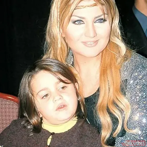 Hakan Ural’ın kızı Melisa Ural dekolteli elbisesiyle paylaştı! İlk yorum anne Sibel Can’dan! - 6