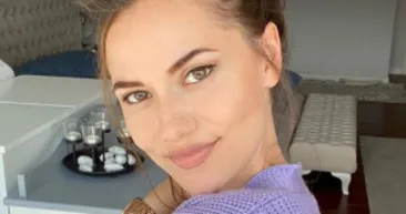Yeşiller içerisindeki Fahriye Evcen saçını mı kestirdi?