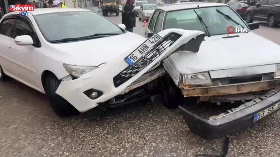Şanlıurfa Ceylanpınar’da iki otomobil çarpıştı!
