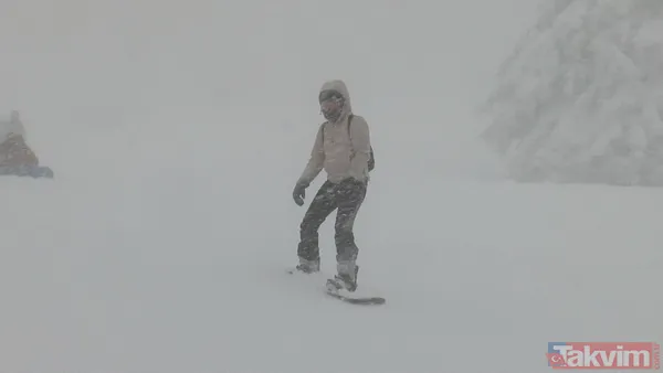 Uludağ doldu taştı! Yoğun sis ve tipiye rağmen kayak severler akın etti - 10