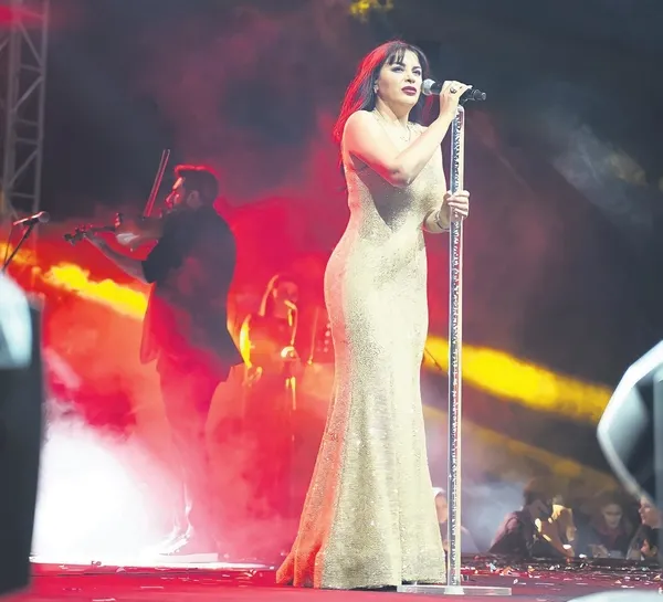 es-dolabindan-kombin-ido-tatlisesin-esi-yasemin-sefkatlinin-sade-tarziyla-dikkat-cekti-1634850751851.jpeg Eş dolabından kombin! İdo Tatlıses'in eşi Yasemin Şefkatli'nin sade tarzıyla dikkat çekti-2