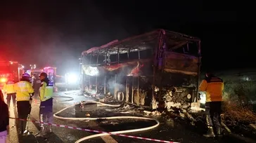 Denizli-Aydın otoyolunda feci kaza |Otobüs alev topuna döndü: 1'i bebek 8 ölü, 33 yaralı