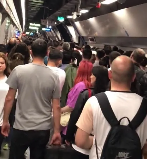 cilekes-istanbul-yorgun-mecidiyekoy-mahmutbey-metrosunda-ariza-nedeniyle-seferler-aksadi-1686599706164.jpeg Çilekeş İstanbul! Mecidiyeköy-Mahmutbey metrosunda arıza: Vatandaşlar mağdur oldu...-3