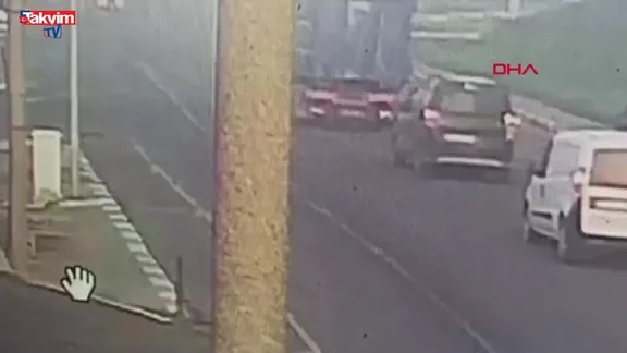 Scooter devrildi kamyonet sürücünün ayağını ezdi