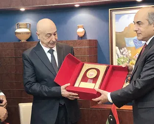 Libyalı isyancılardan skandal hareket! Rumlara gidip yardım istediler!