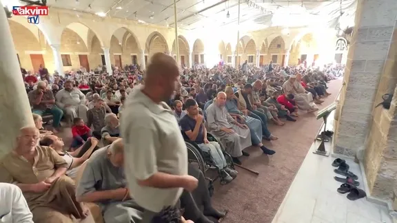Filistinliler ateşkes sonrası Seyyid Haşim Camisinde ilk cuma namazını kıldı