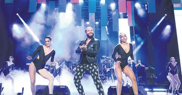 Popçu Berkay 300 bin TL’lik altın kolyesiyle parladı!