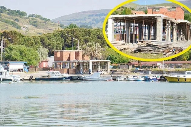Bakanlığın "kaçak" tespitine rağmen Gökçeada Belediyesi arkeolojik sit alanındaki betonarme bina çalışmasını sürdürüyor!