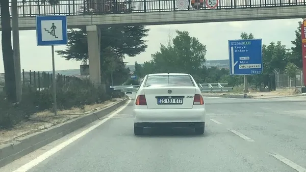 1654671825038.jpg Eskişehir'de pes dedirten görüntü! Merdiveni otomobilin arka camından çıkarıp taşıdılar-3