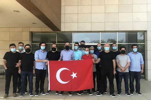 Son dakika: Nijerya'da serbest bırakılan Türk gemicilerin tamamı Türkiye'nin Abuja Büyükelçiliğine ulaştı