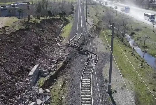 Depremde bükülmüştü! Çalışmalar sürüyor