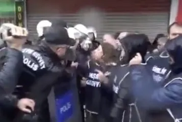 Polis ısıran DEM’li şimdi de parmak salladı