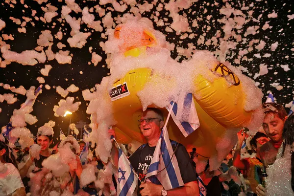 israilde-binlerce-kisi-netanyahunun-gidisini-kutladi-1623612828629.jpg İsrail’de binlerce kişi Netanyahu’nun gidişini kutladı: Güle güle Bibi-2