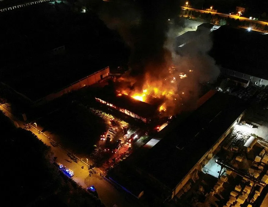 Elazığ’da geceyi aydınlatan yangın!