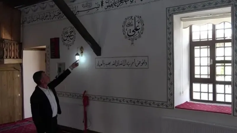cami-duvarindan-200-yillik-sir-300-parca-bir-araya-gelince-mekke-plani-ortaya-cikabilir-1777546606277.jpg Cami duvarından 200 yıllık sır: 300 parça bir araya gelince Mekke planı ortaya çıkabilir-7