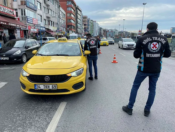 istanbulda-taksicilere-yonelik-denetimler-suruyor-emniyet-kemeri-takmayan-bir-taksici-cezayi-yedi-1638006116857.jpg İstanbul'da taksicilere yönelik denetimler sürüyor! Emniyet kemeri takmayan bir taksici cezayı yedi-2