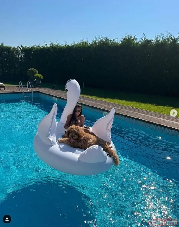 Bensu Soral ‘set günü’ deyip vücudunu sardığı havlusuyla paylaştı! Kamera arkası pozu sosyal medyayı salladı! Duru güzelliğiyle... - 9