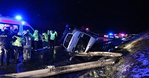 İstanbul'da kar ve buzlanma | Kuzey Çevre Otoyolu'nda servis minibüsü devrildi: 11 yaralı