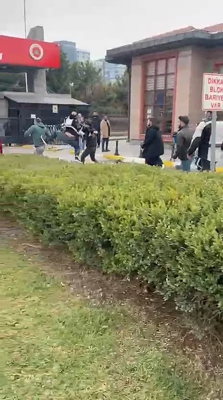 istanbulda-feci-olum-temizlik-yaparken-mikserin-icerisine-duserek-can-verdi-aile-yanlis-kisiyi-darp-etti-1765445206717.jpeg Saldırı anları (DHA)