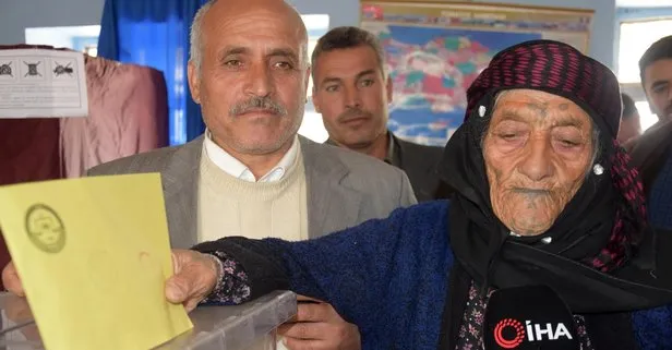 Türkiye’nin en yaşlı kadını Cumhurbaşkanı Erdoğan’a dualar ederek oyunu kullandı