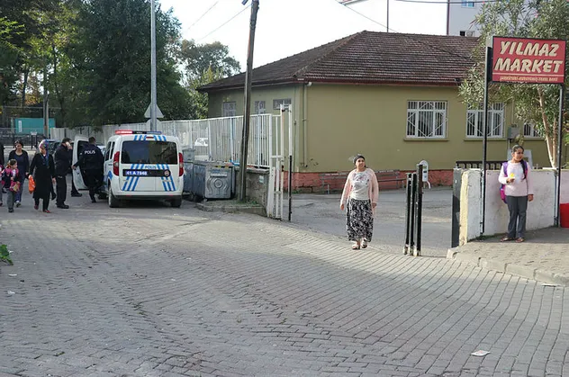 Üzerine demir kapı devrilen çocuk öldü