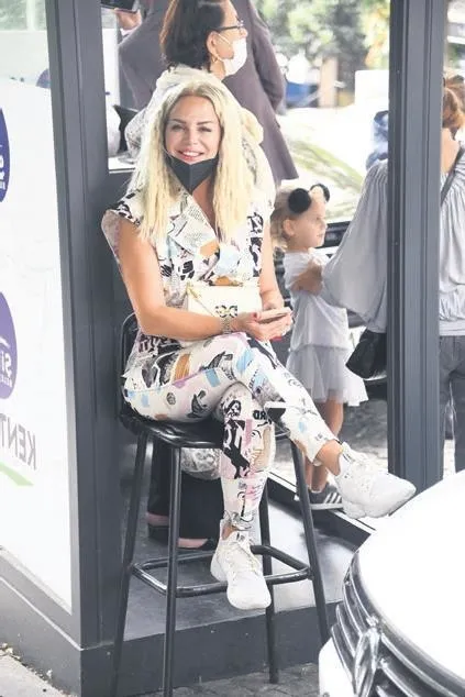 İrem Derici, sanat güneşi Zeki Müren selamı ile sahneye çıktı-13