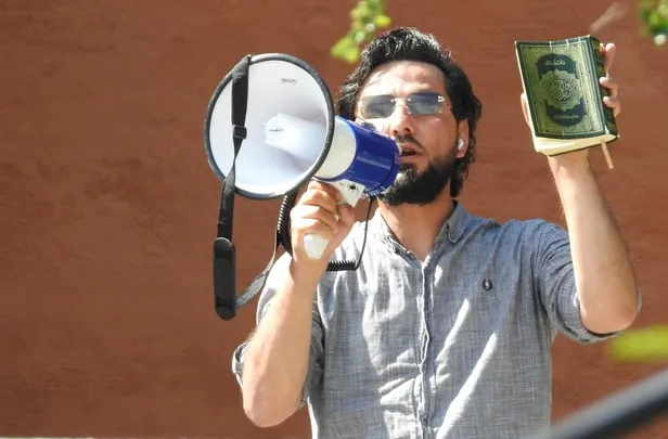 nato-kaderi-turkiyenin-iki-dudaginin-arasinda-olan-isvecte-alcak-provokasyon-yine-kuran-i-kerim-yakildi-goster-1688002829553.jpeg NATO kaderi Türkiye'nin iki dudağının arasında olan İsveç'te alçak provokasyon! Yine Kur'an-ı Kerim yakıldı... | Göstermelik soruşturma-11