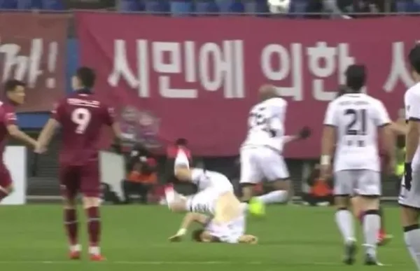 Yeşil sahada korkutan olay! Güney Koreli futbolcunun boynu kırıldı...-3