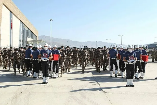 Son dakika: Hakkari'de zırhlı aracın devrilmesi sonucu şehit olan polisler için tören düzenlendi-2