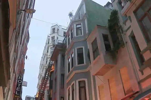 Beyoğlu'nda otelde korkutan yangın