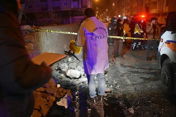 Kars'ta gece yarısı korkunç kaza! Bahçe duvarına çarpan otomobildeki 4 kişi öldü, 1 çocuk ağır yaralandı-2