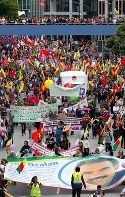PKK paçavrasıyla yürüyenleri Alman polisi korudu