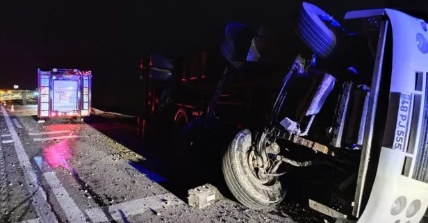 Bursa'da feci kaza! Et yüklü kamyon virajı alamayarak devrildi: 1 ölü 1 yaralı