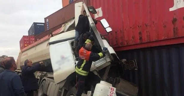 Yol kenarındaki konteynere çarpan TIR’ın şoförü sıkıştı